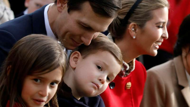 Ivanka Trump dan suaminya jared Kushner dan anak-anak mereka.