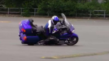 Biker jago naik motor gede.