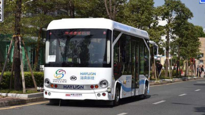 Bus swakemudi diuji coba di China.