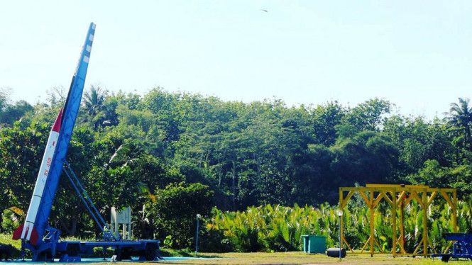 Peluncuran roket eksperimen LAPAN di Garut, Jawa Barat.