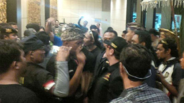 Sejumlah organisasi masyarakat di Bali yang menamakan diri Komponen Rakyat Bali (KRB) berunjuk rasa di depan Hotel Aston, Denpasar, pada Jumat, 8 Desember 2017.