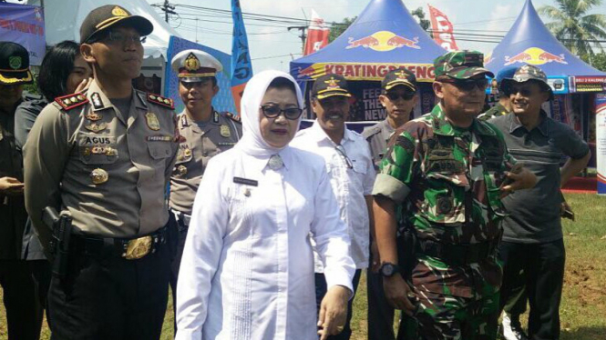 Bupati Subang Imas Aryumningsih (tengah)
