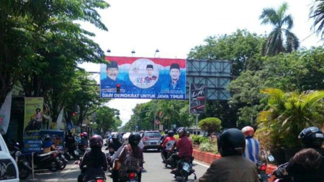 Baliho dukungan Pakde Karwo ke Khofifah-Emil bertebaran di Jatim.