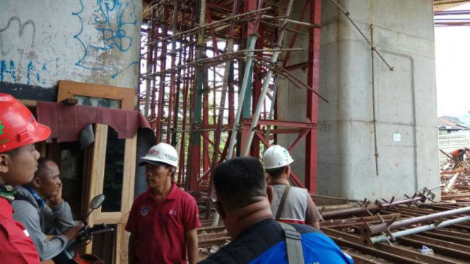 Steger pengecoran jembatan Double-Double Track (DDT) Manggarai roboh.