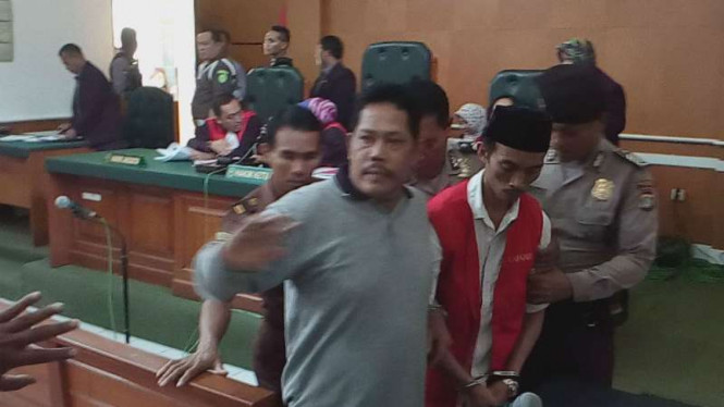 Bos Koperasi Simpan Pinjam Pandawa Mandiri Grup, Dumeri alias Salman Nuryanto, usai dijatuhi vonis hukuman 15 tahun penjara di Pengadilan Negeri Depok, Jawa Barat, pada Senin, 11 Desember 2017.
