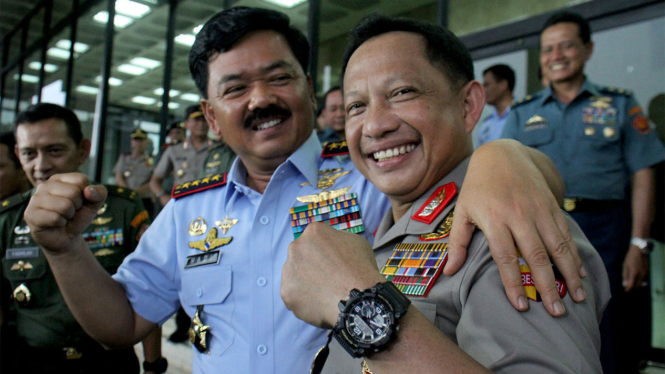 PANGLIMA TNI MARSEKAL HADI TJAHJANTO TERIMA KUNJUNGAN KAPOLRI TITO KARNAVIAN