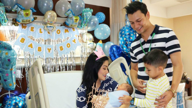 Titi Kamal Christian Sugiono dan kedua anaknya.