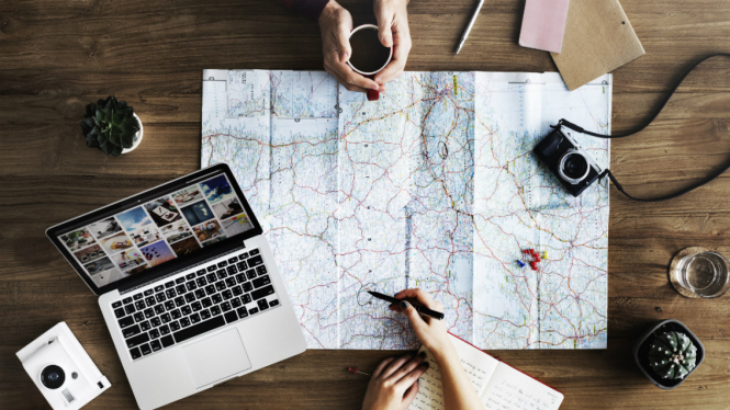 Ilustrasi traveling atau travel.