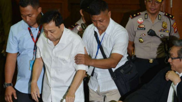 Terdakwa kasus dugaan korupsi KTP elektronik Setya Novanto (kedua kiri) 