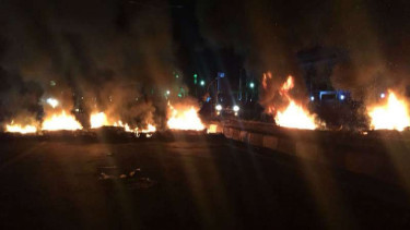 Warga blokir jalan By Pass, Kota Padang, Sumatera Barat.