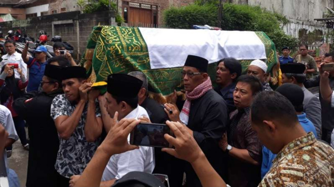 Jenazah AM Fatwa saat tiba di rumah duka, Kamis, 14 Desember 2017.