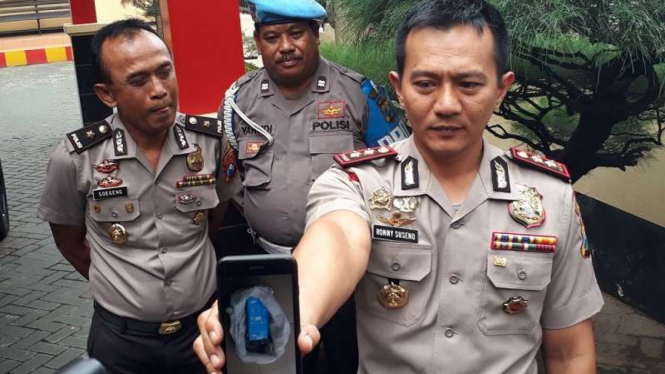 Kepala Polres Pelabuhan Tanjung Perak di Surabaya, AKBP Ronny Suseno, menunjukkan foto paket yang meledak pada Kamis, 14 Desember 2017.