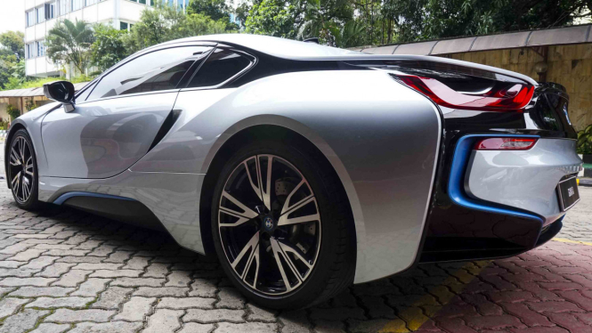 Mobil Listrik (hybrid) BMW i8 di Jakarta