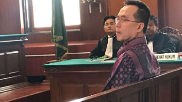Yusril dampingi Henry di persidangan.