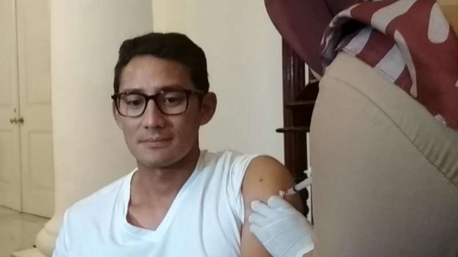 Wakil Gubernur DKI, Sandiaga Uno saat divaksin difteri di Balai Kota, Jakarta.