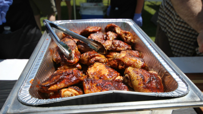 Ayam dilumuri bumbu.