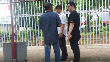 Seorang calo tiket sedang menawarkan tiket DWP ke turis asing.