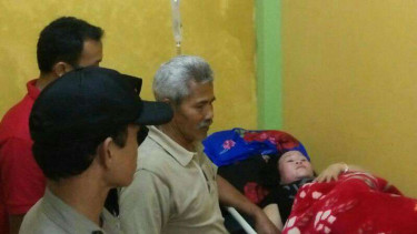 Warga di Kabupaten Garut terluka akibat gempa bumi berkekuatan 7,3 skala richter yang mengguncang Tasikmalaya, Jawa Barat, pada Jumat tengah malam, 15 Desember 2017.