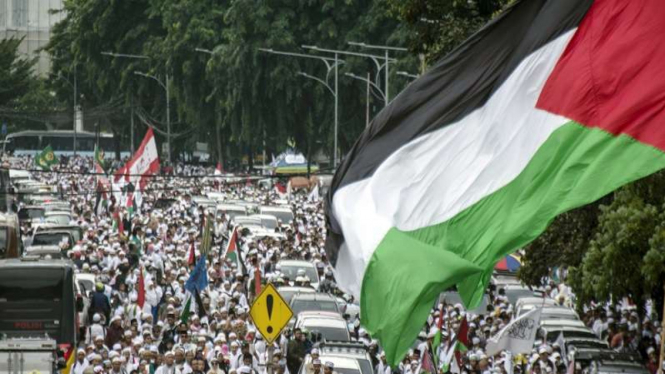 Massa memadati kawasan Monas saat Aksi Bela Palestina di Jakarta