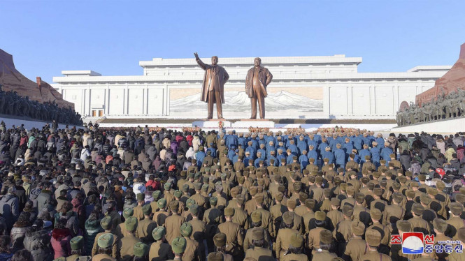 Rakyat Korea Utara Peringati 6 Tahun Kematian Kim Jong Il.