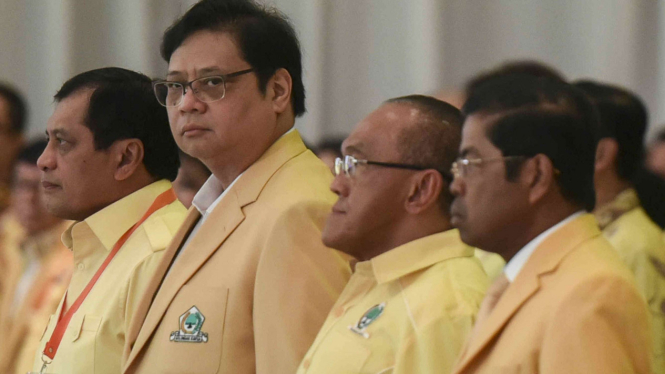 Ketua Umum Golkar Airlangga Hartarto (dua dari kiri) dalam pembukaan Munaslub Golkar.