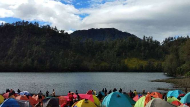 Pendaki Gunung Semeru saat berada di Ranu Kumbolo, Selasa, 19 Desember 2017