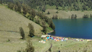 Pendaki Gunung Semeru saat berada di Ranu Kumbolo