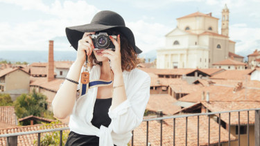 https://pixabay.com/en/photographer-tourist-snapshot-407068/