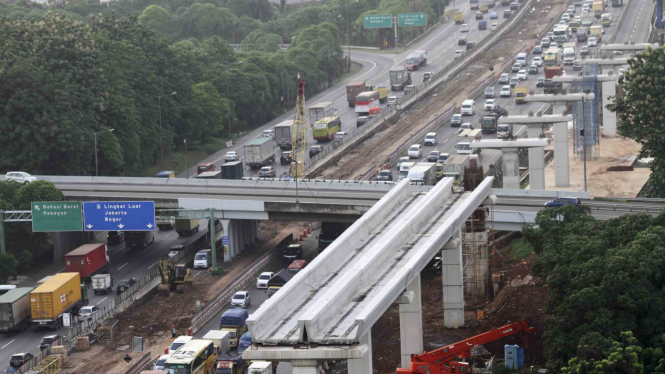 Proyek pembangunan LRT di Tol Cikampek beberapa waktu lalu.