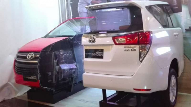 Innova terbelah di Museum Angkot Batu, Malang.