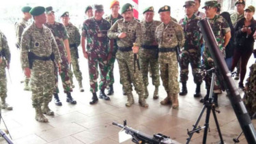 Panglima TNI Marsekal Hadi Tjahjanto saat kunjungan ke markas Kostrad.