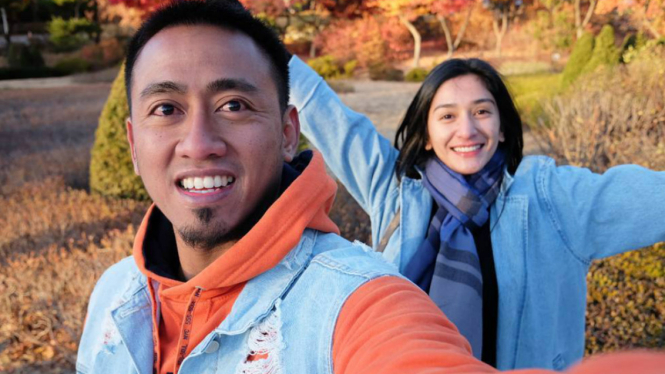 Fanny Ghassani dan suami liburan ke Korea.