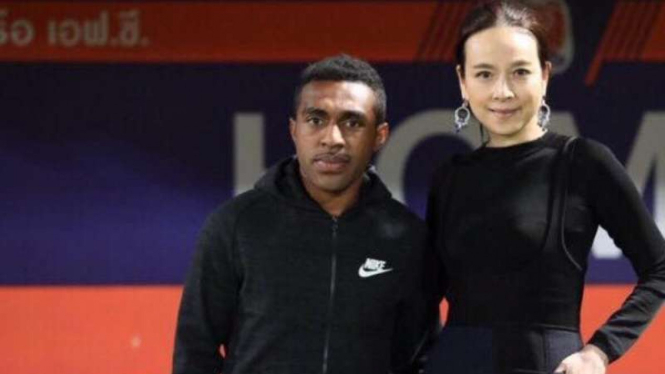 Terens Owang Puhiri bersama Presiden Thai Port FC