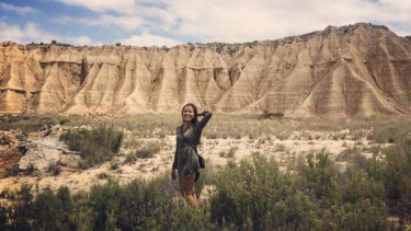 Traveler wanita, Famega Syavira Putri di Bardenas Reales de Navarra, Spanyol