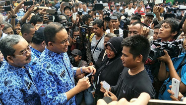 Gubernur DKI Jakarta Anies Baswedan bersama PKL Tanah Abang