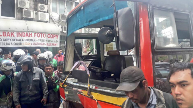 Metromini kecelakaan di Kebayoran Lama