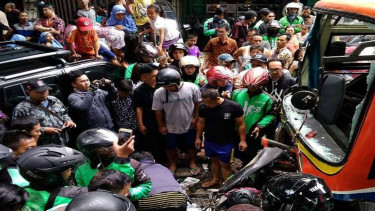 Metro Mini menabrak pengendara ojek online di Kebayoran Baru