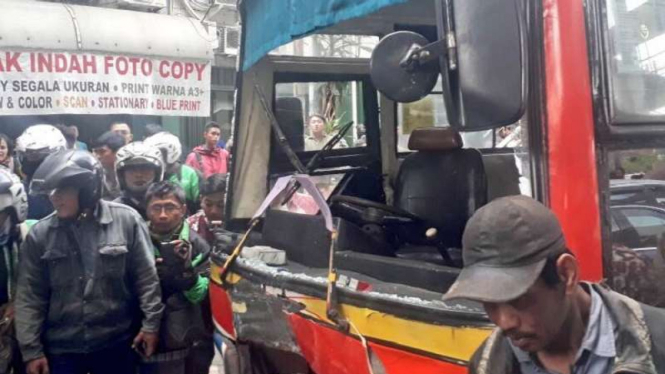 Kondisi metromini usai tabrak mobil dan motor di Kebayoran.