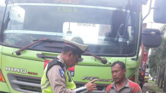 Pengemudi truk ditilang di tol Cikampek, Jumat, 22 Desember 2017