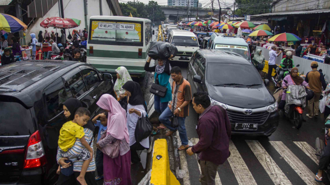 Suasana di Pasar Tanah Abang dan Jalan Jatibaru. 