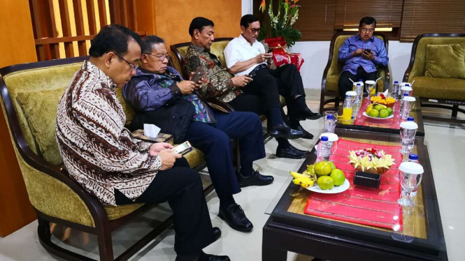 Ketika Wapres sert para menteri sibuk bermain gadget mereka dan tak saling sapa.