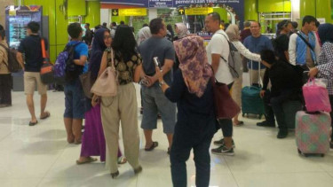 Situasi kepadatan penumpang di Stasiun Gambir.