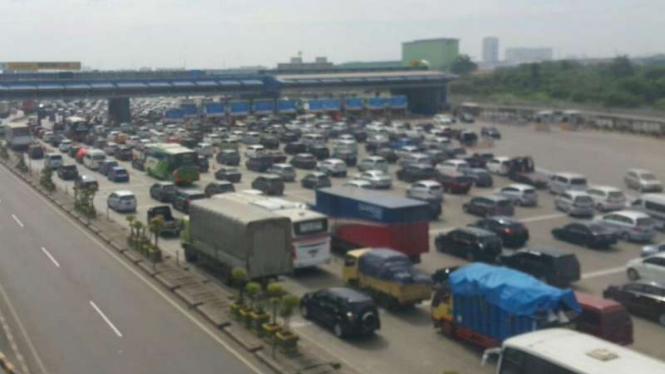 Kepadatan antrean kendaraan di GT Cikarang arah Cikampek.