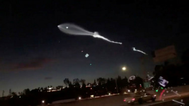 Roket Falcon 9 milik SpaceX di langit Orange County, California, Amerika Serikat, 22 Desember 2017.
