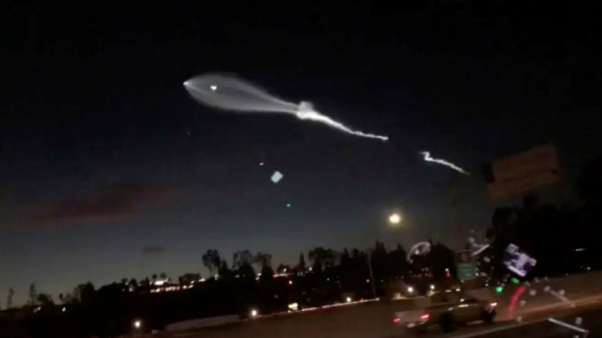 Roket Falcon 9 milik SpaceX di langit Orange County, California, Amerika Serikat, 22 Desember 2017.