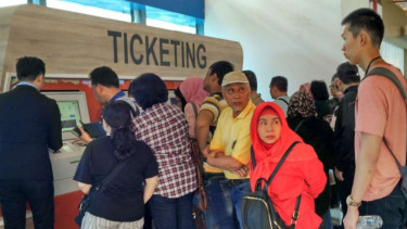 Warga antre tiket kereta ke Bandara Soetta