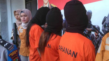 Tiga remaja putri anggota geng motor Jembatan Mampang atau Jepang.