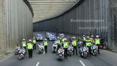 Satlantas Polres Garut berswafoto dengan Yamaha NMax.