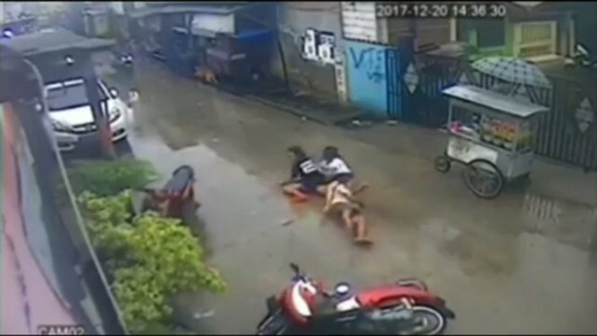 Tiga gadis ABG nekat ngebut di tikungan licin.