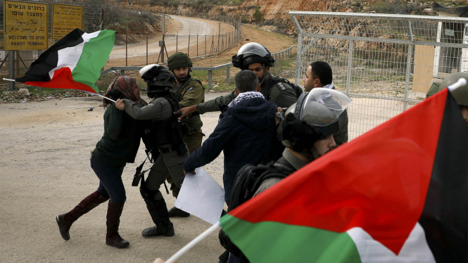 Ilustrasi tentara Israel Bentrok dengan Wanita Palestina
